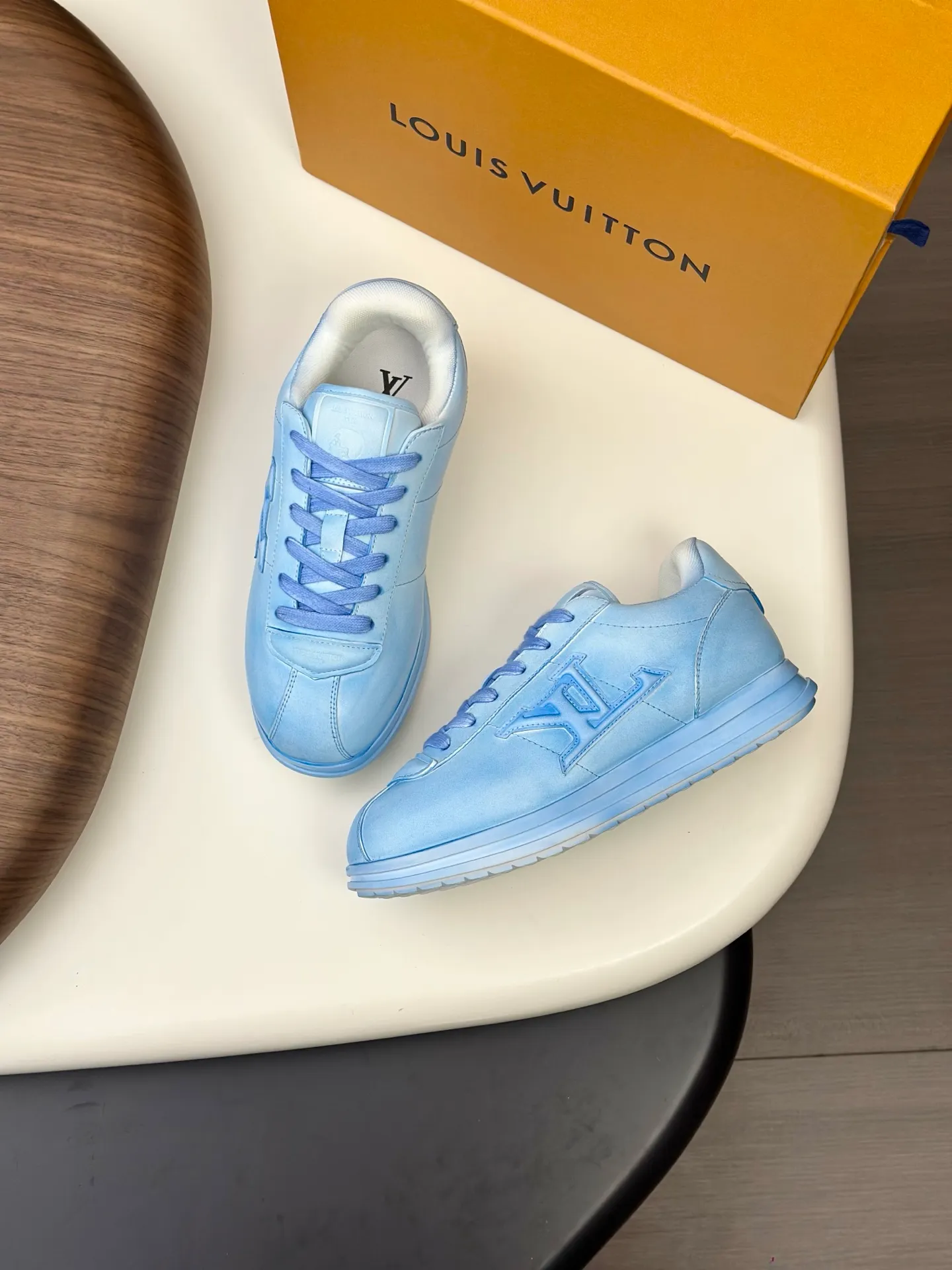 💰800💰Full package💰Top version Washed LV-Louis Vuitton-Classic catwalk new style 1:1 developed replica of the original version! ! The upper foot is very comfortable. It is made of luxurious materials, washed with fine workmanship, and the midsole is printed with English letters "Made in Europe." The upper is made of calfskin imported from Italy. The side is decorated with the brand's LOGO and signature. The latest latex foot pads and mesh lining make the foot feel super comfortable. The original two-color TPU combination outsole is specially provided by the original factory. Bag technology Goodyear stitched edges Fabric: Exclusive custom first-layer cowhide Accessories: Exclusive private model Vuitton logo, lining: Customized silk mesh lining - first-layer silk cowhide lining Outsole: TPU combination outsole wear-resistant, non-slip and anti-yellowing Foot pads: new latex pads-mesh sweat-absorbent Counter technology: fully computerized sewing machine wire drawing Toe box back cover Hot and cold shaping Full set of pull-top last with medium and low logo pattern Counter packaging - Shoelaces, certificates, cards, instructions, certificates of quality, dust bags, the most comprehensive packaging on the Internet, men's sizes 39-44 (38/45 custom-made, non-refundable!